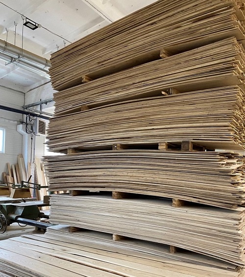 Wide European oak lamellas for engineered wood flooring production in PerfektoWood factory Lithuania